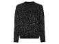 Un pull noir avec un fil pailleté.
