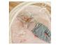 Tapis d'éveil 3D FEHN avec un bébé allongé sur un tapis rose.