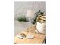 Lampe de table moderne et chaise en rotin : ambiance chaleureuse.