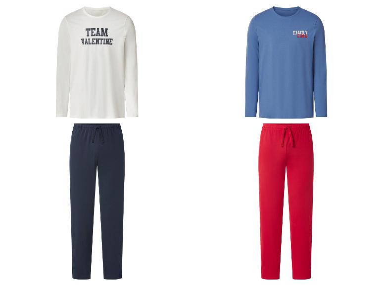 Pyjamas à manches longues et pantalons longs, l'un avec 'TEAM VALENTINE' et l'autre avec 'FAMILY TIME'.
