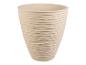 Grand pot de fleurs beige clair avec une surface texturée et ondulée.