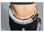 Une femme porte une bande de fitness GRITT grise et noire autour de sa taille