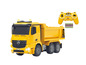 Un camion jaune Mercedes-Benz avec une benne basculante et une télécommande.