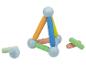 Jouet de construction magnétique coloré formant une pyramide.