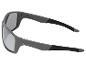 Lunettes de soleil de sport grises avec des embouts de branches noirs, vues de dessus.