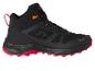Chaussures de randonnée noires Hoka noires avec semelle rouge.