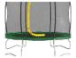 Tente de trampoline verte avec filet de sécurité et rampe jaune.