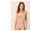 Femme souriante en soutien-gorge et culotte couleur nude avec de la dentelle.