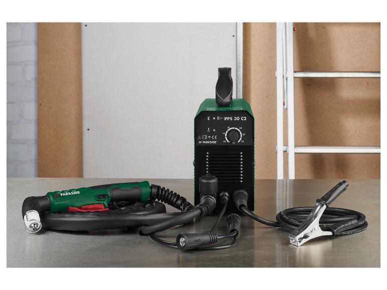 Découpeur plasma PARKSIDE PPS 30 C2 avec accessoires sur une table métallique.