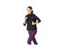 Femme courant en gilet noir et leggings violets.