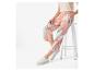 Pantalon fluide imprimé et baskets blanches.