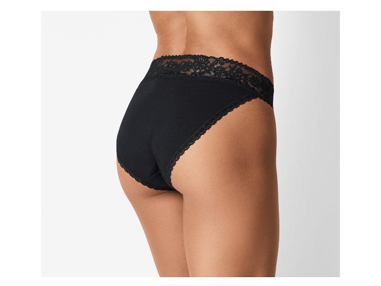 Culotte noire en coton avec dentelle.