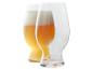 Deux verres à bière contenant une bière blonde.
