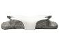 Oreiller ergonomique avec surface matelassée blanche et tissu maillé gris.