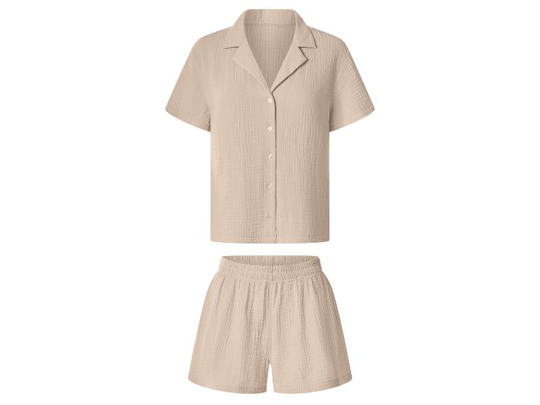 Ensemble chemise à manches courtes et short beige assorti, en tissu froissé.