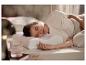 Femme dormant confortablement sur le côté sur l'oreiller cervical LIVARNO home.