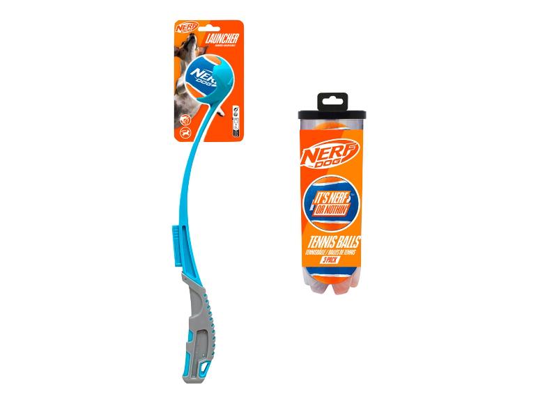 Lanceur de balles bleu et paquet de balles de tennis orange pour chiens.