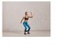 Une femme fait des squats avec un band de résistance Crivit.