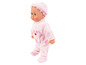 Une poupée bébé rose avec un bonnet.
