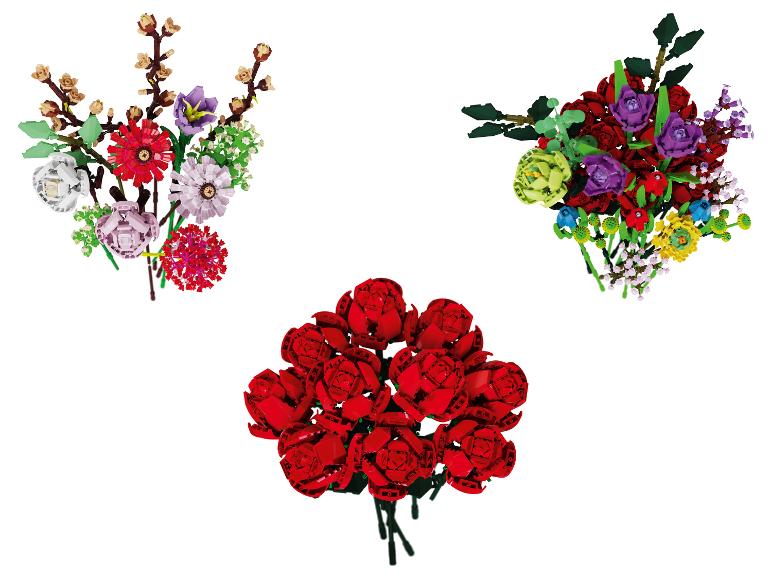 Trois bouquets de fleurs en blocs de construction, incluant des roses rouges et des arrangements mixtes.
