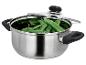 Casserole en acier inoxydable avec couvercle, remplie de cosses de pois verts frais.