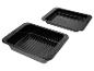 Deux plaques de cuisson noires rectangulaires, une avec grille, l'autre avec fond perforé.