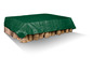 Une bâche verte sur une pile de bois.