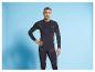 Un homme en sous-vêtements thermiques noirs à manches longues.