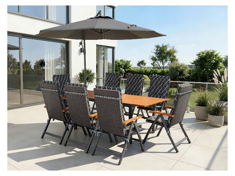 Ensemble de salle à manger extérieur avec un grand parasol sur une terrasse moderne.
