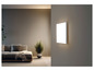 Un luminaire mural moderne dans un salon avec un canapé