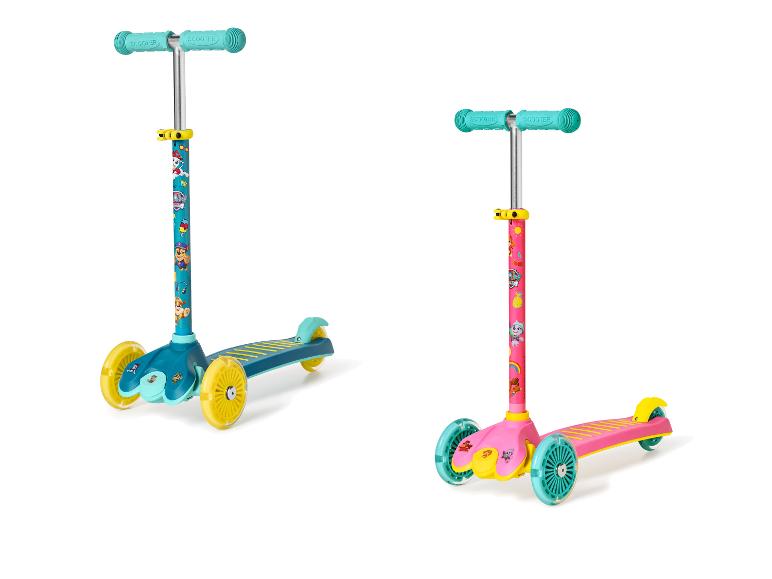 Trottinettes pour enfants à trois roues, une bleue avec des chiots et une rose avec des fruits.