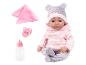 Poupée bébé en sweat à capuche rose et pyjama à motifs, avec sucette, biberon et couverture.