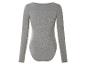 Un haut gris à manches longues en tricot.