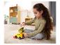 Une fillette joue avec un jouet Playmobil : un véhicule tout-terrain et une tente.