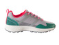Une chaussure de sport grise avec des accents verts et roses.
