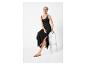 Robe noire longue et sandales plates : style minimaliste chic.