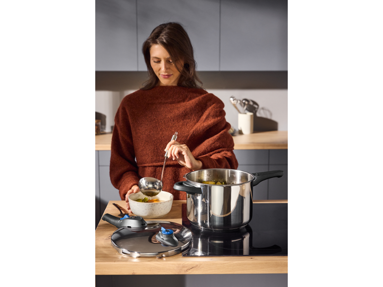 Femme versant de la soupe d'une cocotte en acier inoxydable dans un bol.