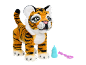 Tigre en peluche interactif avec un biberon et un jouet.