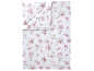 Parure de lit blanche avec motifs floraux roses et gris, étalée.