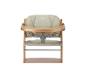 Chaise haute en bois avec un siège rembourré beige clair et un harnais de sécurité.