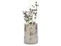 Vase en verre nervuré avec des fleurs violettes et des branches d'eucalyptus