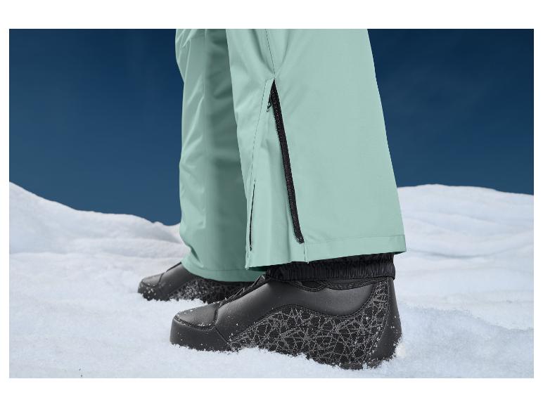 Bottes de ski et pantalon dans la neige