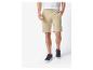 Shorts beige et baskets bleues pour homme.