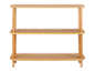 Une étagère en bois à trois niveaux, finition bois clair brun.