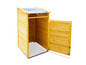 Une boîte de rangement en bois avec un toit en métal