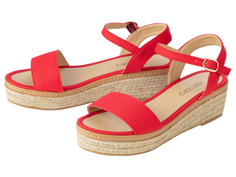 Deux paires d'espadrilles rouges à plateforme.