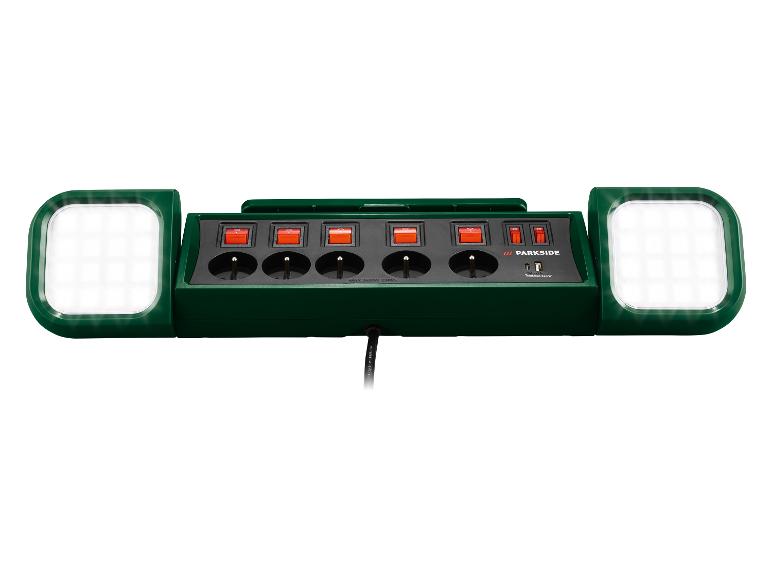 Multiprise verte avec lumières LED et ports USB.