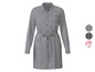 Une longue robe chemise à carreaux avec des boutons et une ceinture.