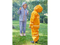 Deux enfants portant des vêtements de pluie sous la pluie.