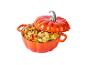 Cocotte en forme de citrouille remplie de légumes comme des pommes de terre, carottes et poireaux.